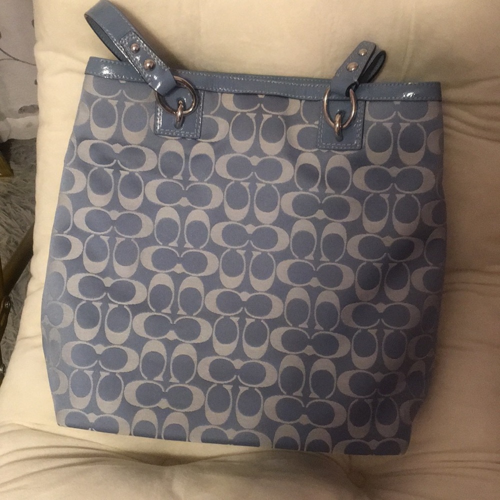Beautiful coach purse, rarely used, no imperfections - Picture 2 of 4
